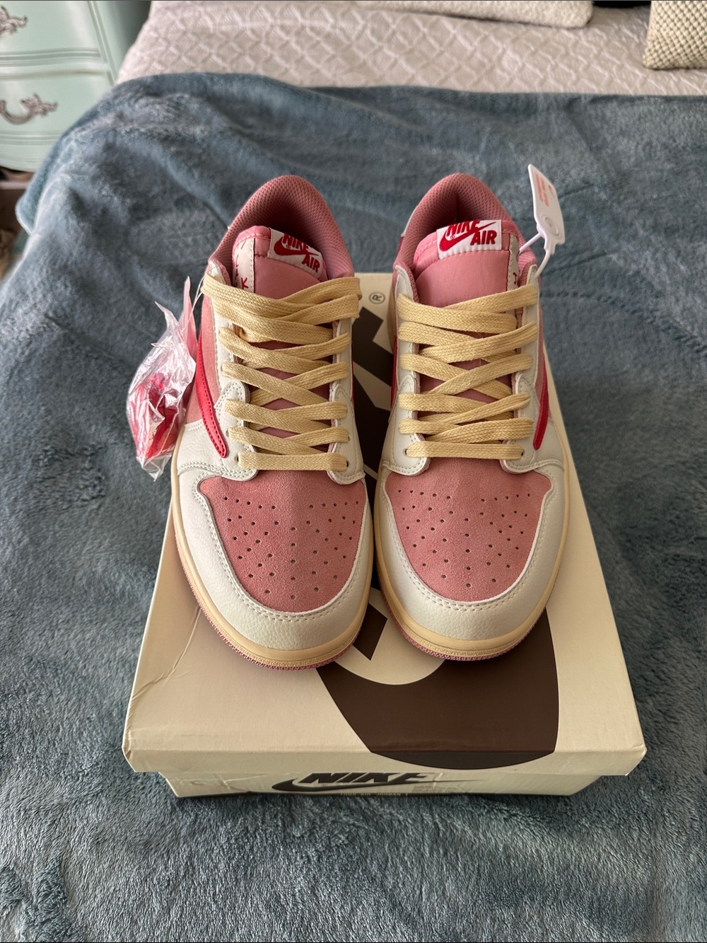 TRAVIS SCOTT LOW JORDAN ONE PINK WITH ROSE RED SWOOSH !!! BRAND NEW !!! - Picture 2 of 9